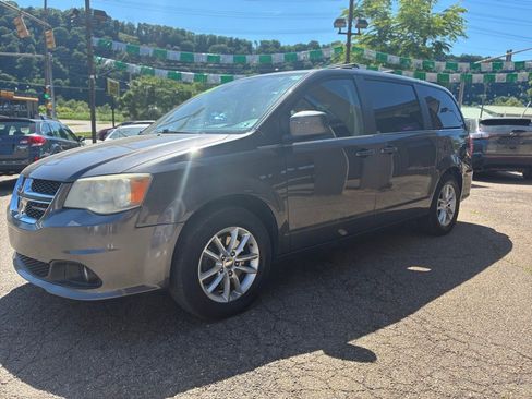 Used 2019 Dodge Grand Caravan SXT FWD image 1