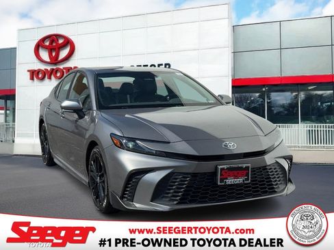 Used 2025 Toyota Camry Hybrid image 1