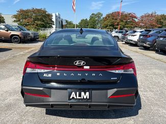 New 2025 Hyundai Elantra SEL video 4