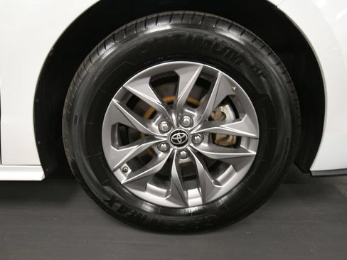 Used 2024 Toyota Sienna XLE FWD image 32