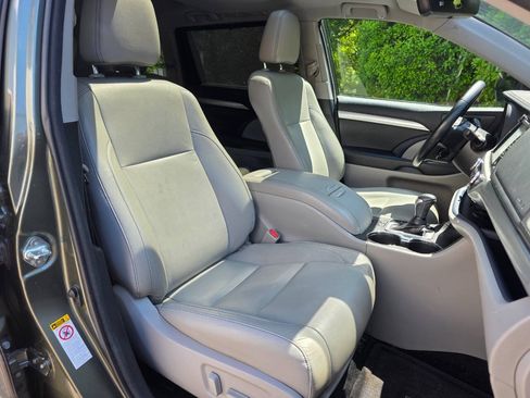 Used 2018 Toyota Highlander XLE FWD image 38