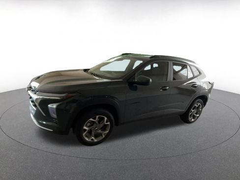 Used 2025 Chevrolet Trax LT w/ LT Convenience Package image 8