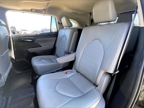 Used 2023 Toyota Highlander XLE image 21