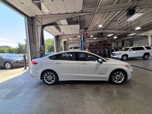 Used 2019 Ford Fusion SE FWD image 2