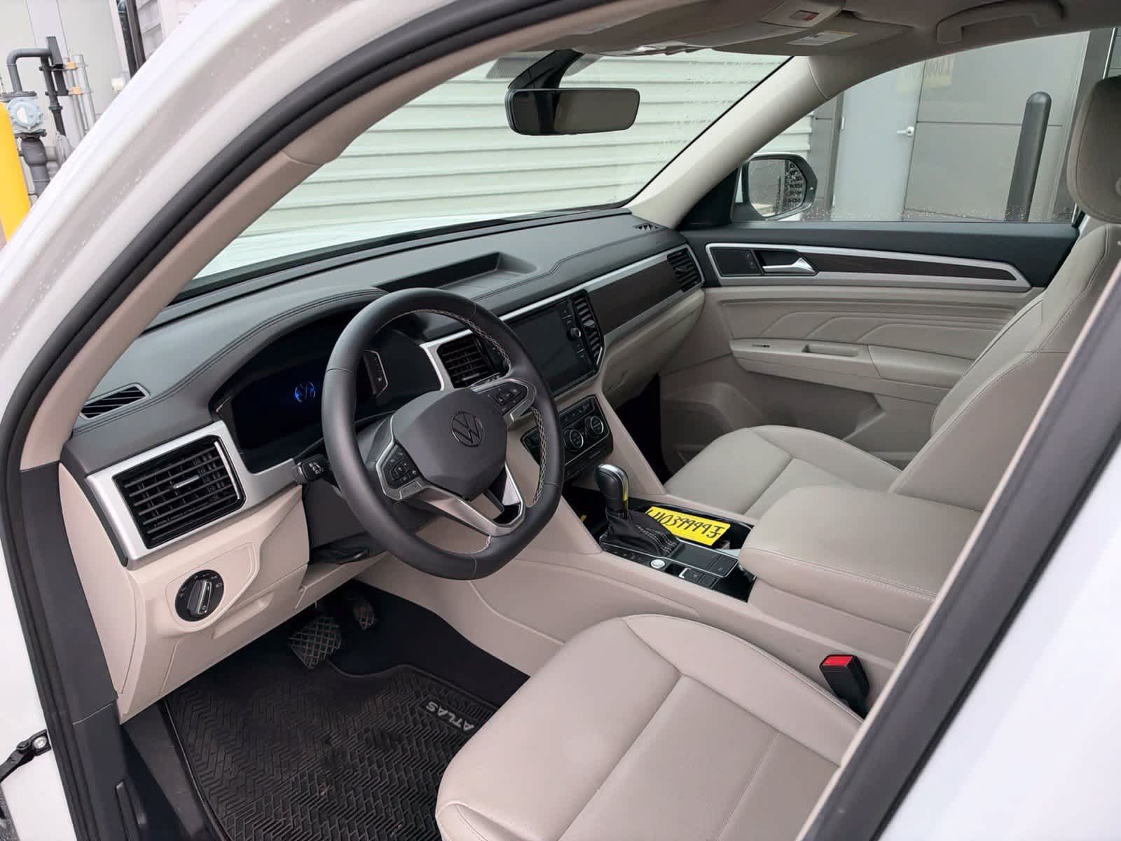 Used 2023 Volkswagen Atlas SE w/ Black Wheel Package FWD image 9
