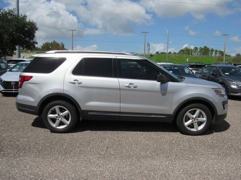 Used 2018 Ford Explorer XLT image 3