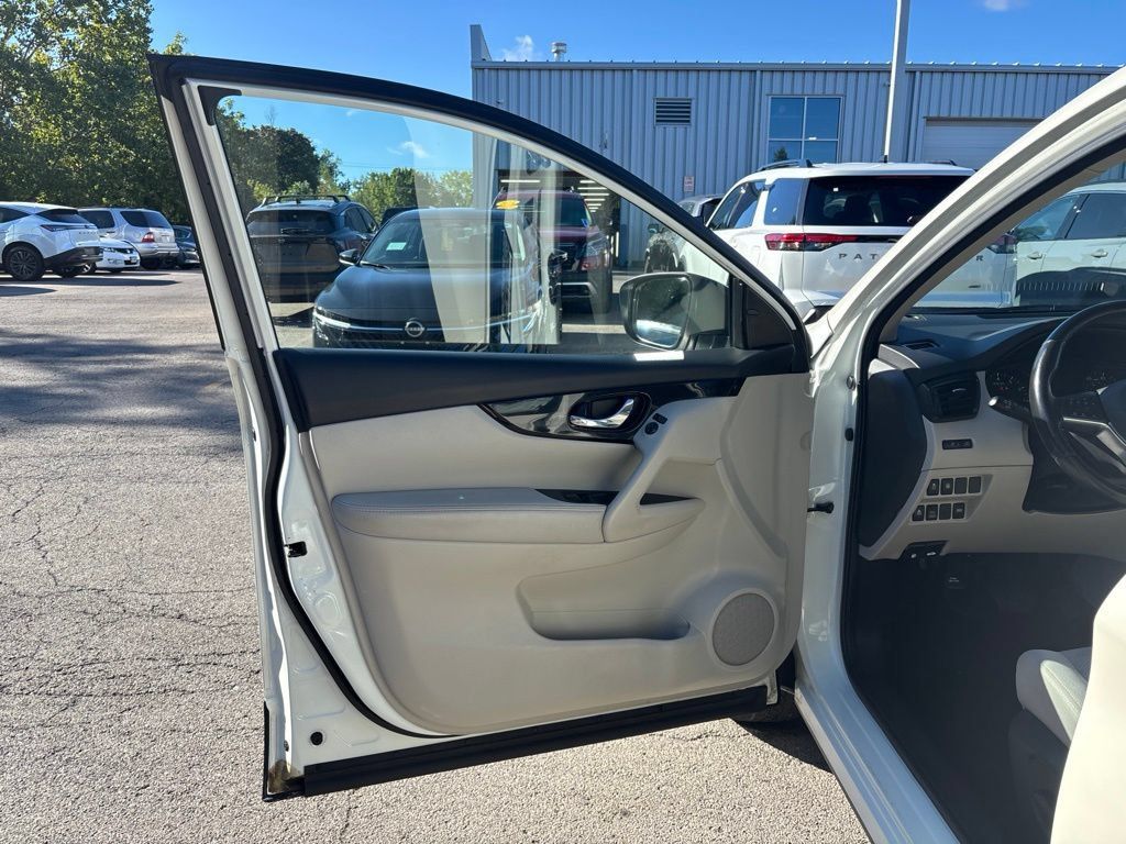 Used 2019 Nissan Rogue Sport SV w/ All-Weather Package AWD/4WD image 16