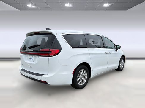 Used 2024 Chrysler Pacifica Touring-L FWD image 9