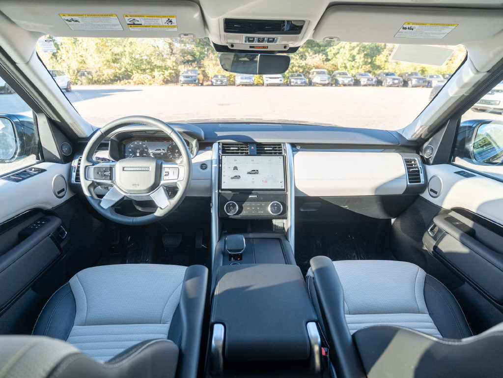 Certified 2025 Land Rover Discovery S AWD/4WD image 18