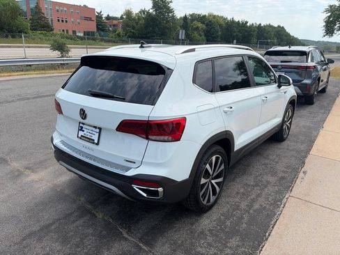Certified 2022 Volkswagen Taos SE AWD/4WD image 9