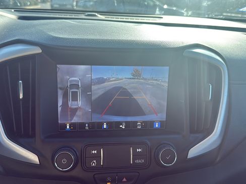 Used 2022 GMC Terrain SLT w/ Tech Package image 8