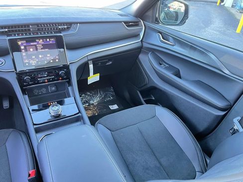 New 2025 Jeep Grand Cherokee Altitude image 29