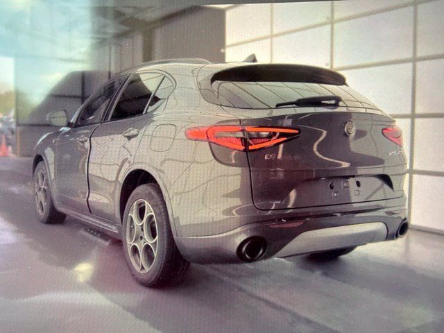 Used 2023 Alfa Romeo Stelvio Ti AWD/4WD image 4
