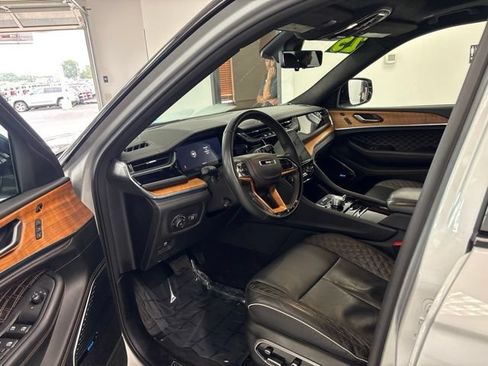 Used 2025 Jeep Grand Cherokee L Summit AWD/4WD image 15