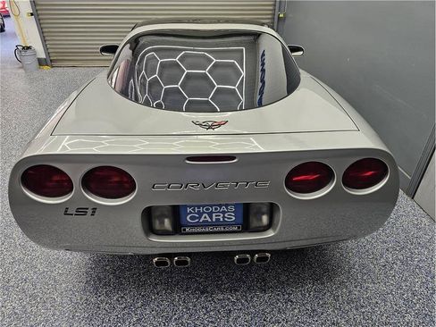 Used 2004 Chevrolet Corvette Coupe w/ Preferred Equipment Group RWD image 4