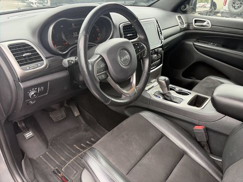 Used 2019 Jeep Grand Cherokee Altitude AWD/4WD image 11