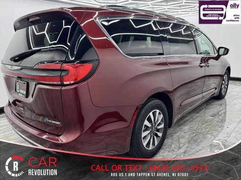 Used 2021 Chrysler Pacifica Touring-L FWD image 10