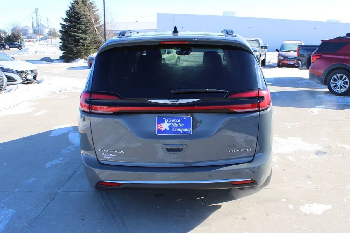 Used 2023 Chrysler Pacifica Limited FWD image 8