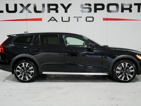 Used 2023 Volvo V60 B5 Cross Country Ultimate w/ Climate Package image 7