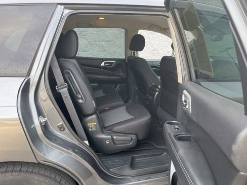 Used 2018 Nissan Pathfinder SV image 32
