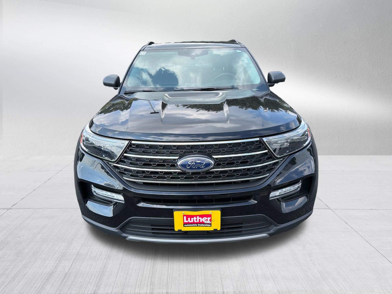 Used 2023 Ford Explorer XLT w/ Equipment Group 202A AWD/4WD image 3
