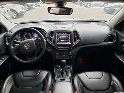 Used 2019 Jeep Cherokee Trailhawk AWD/4WD image 13