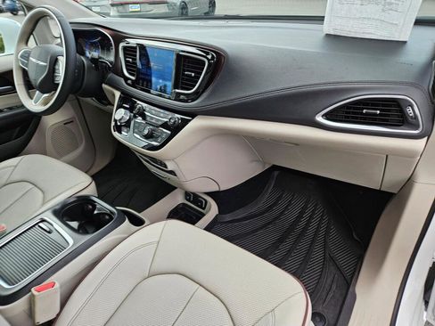 Used 2017 Chrysler Pacifica Limited image 12