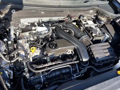 Used 2025 Volkswagen Taos SE image 14