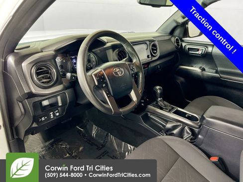 Used 2017 Toyota Tacoma TRD Off-Road w/ Premium & Technology Package AWD/4WD image 3