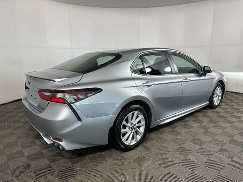 Used 2023 Toyota Camry SE image 3