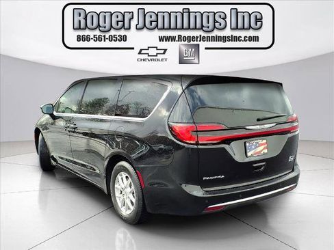 Used 2024 Chrysler Pacifica Touring-L image 3