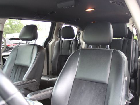 Used 2017 Dodge Grand Caravan SXT FWD image 17