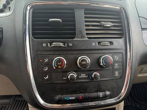 Used 2015 Dodge Grand Caravan SE FWD image 26