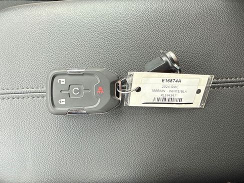Used 2024 GMC Terrain SLE w/ Driver Convenience Package FWD image 4