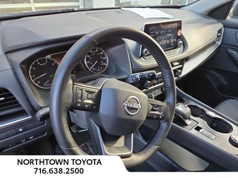 Used 2025 Nissan Rogue SV image 16