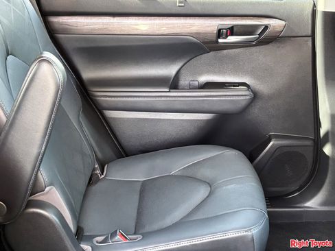 Used 2021 Toyota Highlander Platinum AWD/4WD image 13