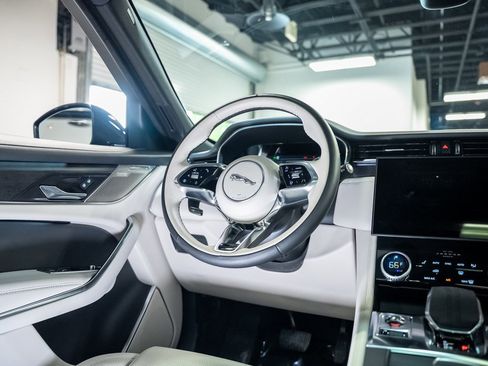 Used 2025 Jaguar F-PACE R-Dynamic S image 40