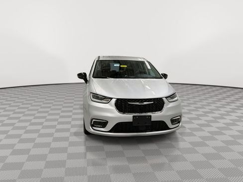 Used 2024 Chrysler Pacifica Touring-L FWD image 3
