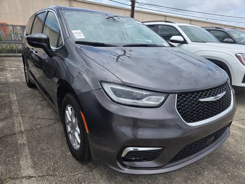 Used 2023 Chrysler Pacifica Touring-L FWD image 8