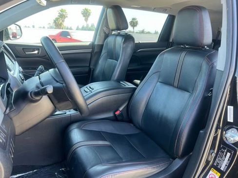 Used 2019 Toyota Highlander SE AWD/4WD image 18