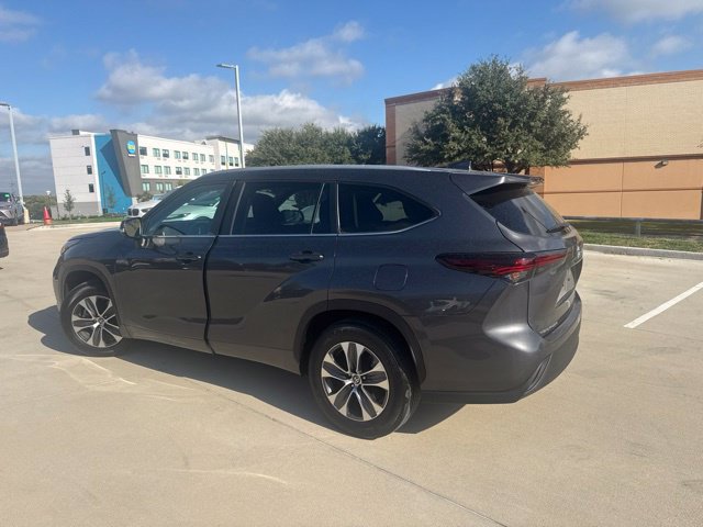 Certified 2025 Toyota Highlander XLE FWD image 5