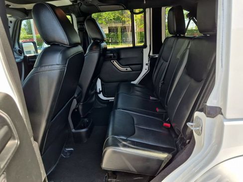 Used 2018 Jeep Wrangler Unlimited Sahara AWD/4WD image 10
