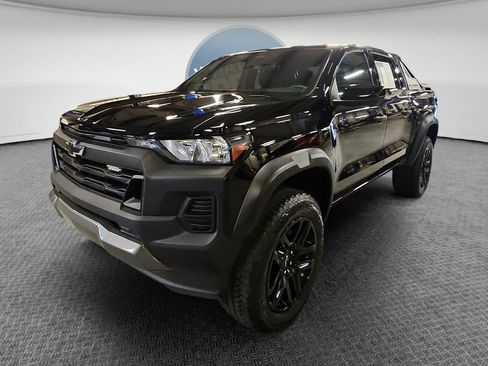 Certified 2025 Chevrolet Colorado Trail Boss w/ Midnight Edition AWD/4WD image 9
