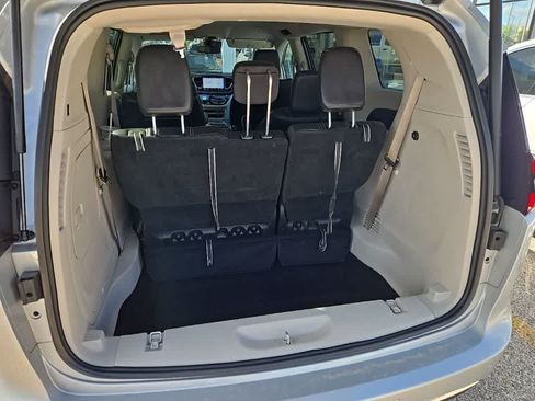 Used 2023 Chrysler Pacifica Touring-L FWD image 5
