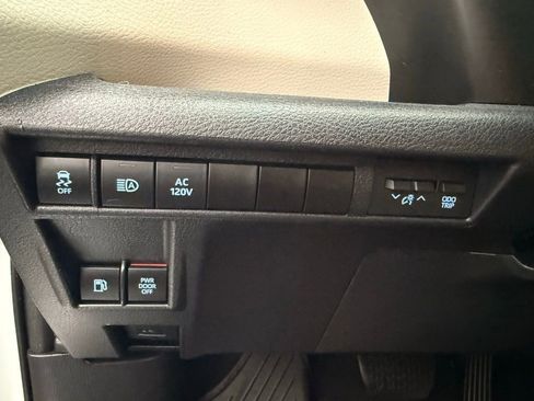 Used 2022 Toyota Sienna Limited image 18