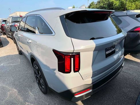 Used 2025 Kia Sorento EX FWD image 3