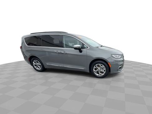 Used 2023 Chrysler Pacifica Limited FWD image 2