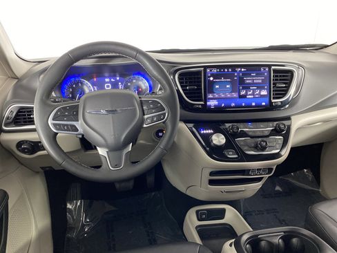 Used 2024 Chrysler Pacifica Touring-L image 19