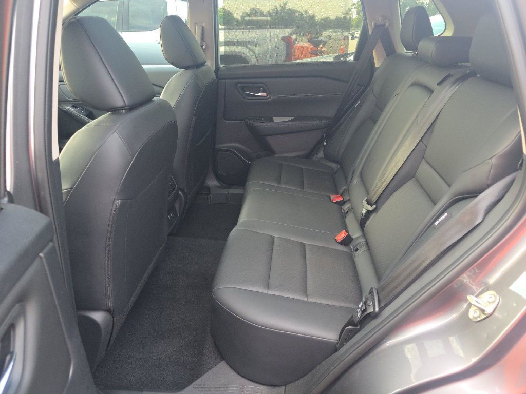 Used 2025 Nissan Rogue SV w/ SV Premium Package FWD image 11