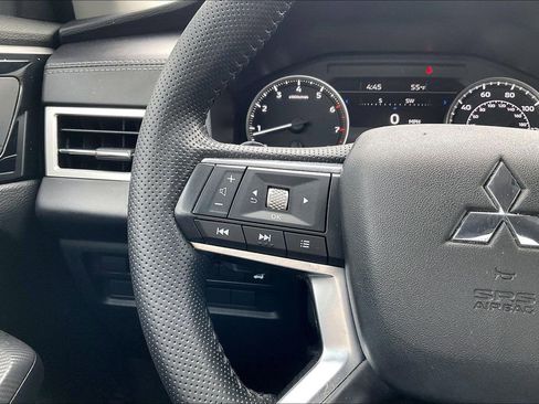 Used 2024 Mitsubishi Outlander SE image 17